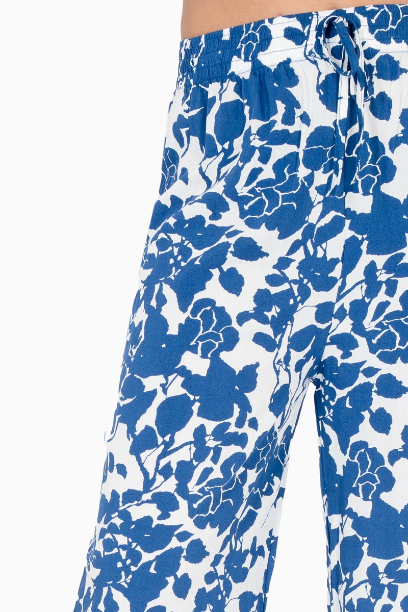 Pantalón amplio con estampado floral