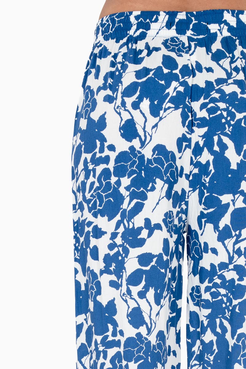 Pantalón amplio con estampado floral