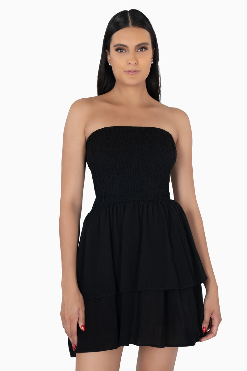 Vestido strapless enresortado con niveles