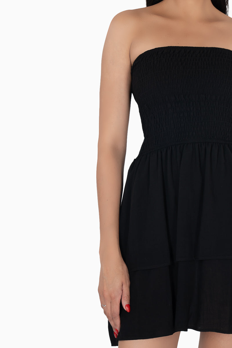 Vestido strapless enresortado con niveles