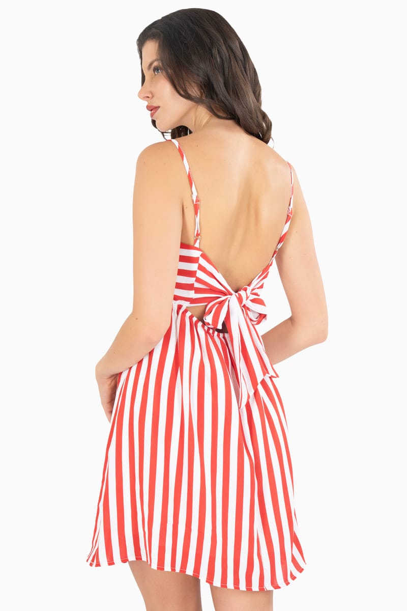Vestido de rayas con escote en espalda