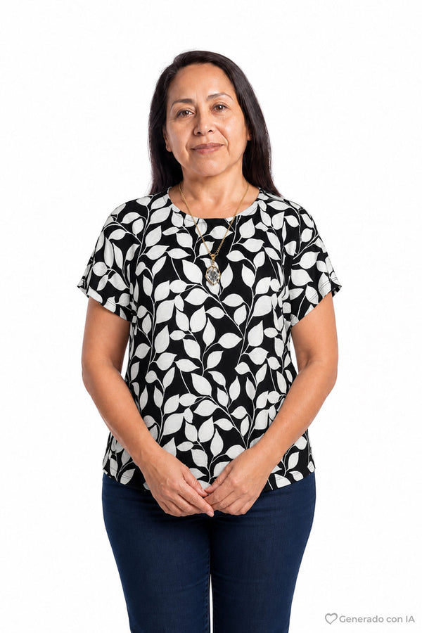 Blusa manga corta estampada y collar