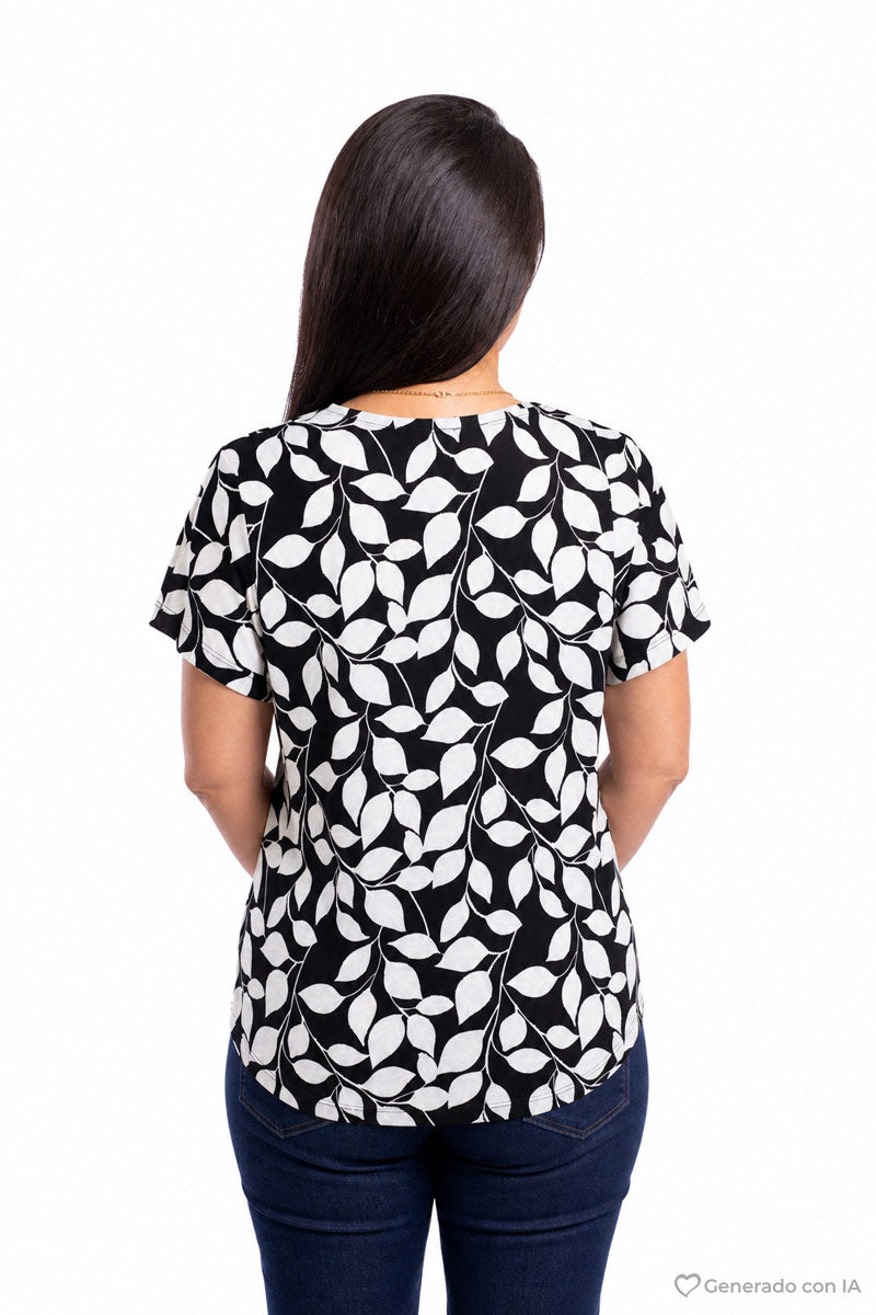 Blusa manga corta estampada y collar