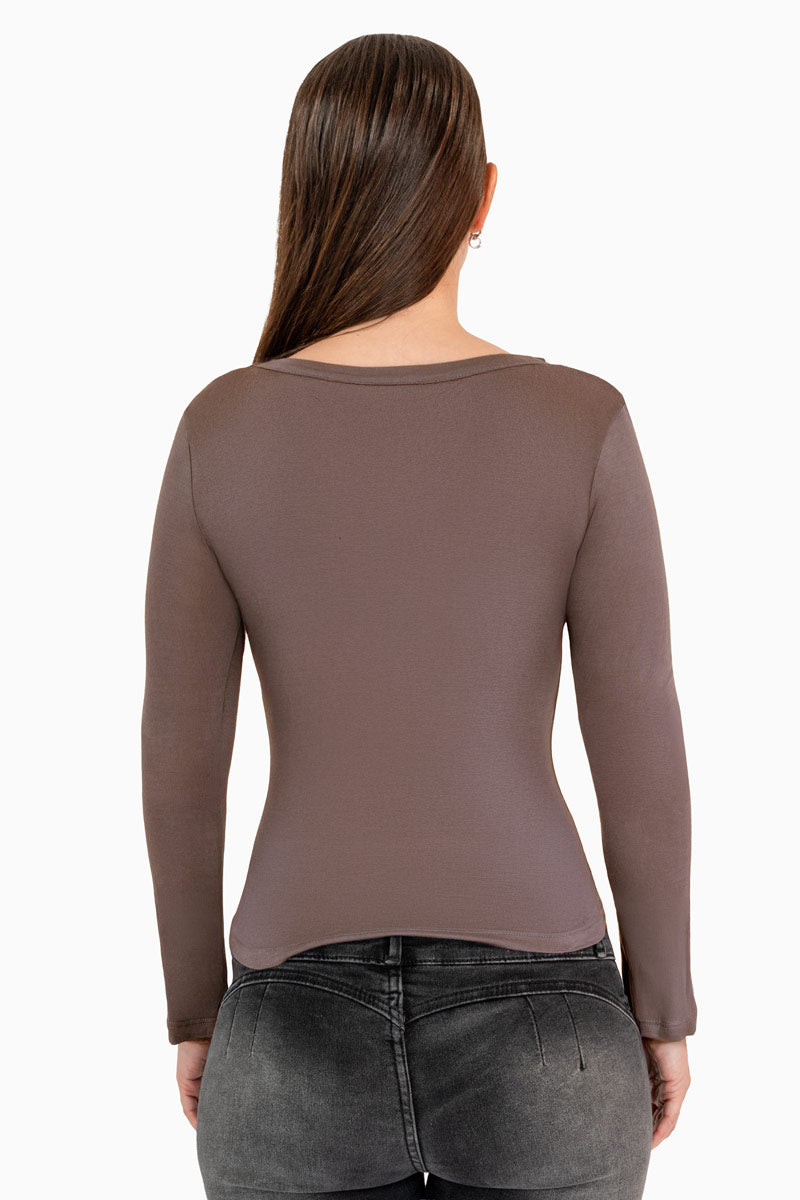 Playera básica manga larga y escote v