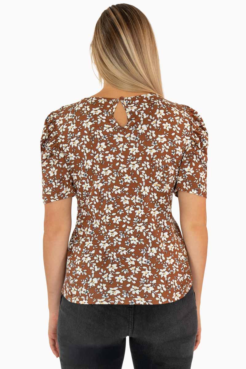 Blusa floral y mangas corta abullonadas