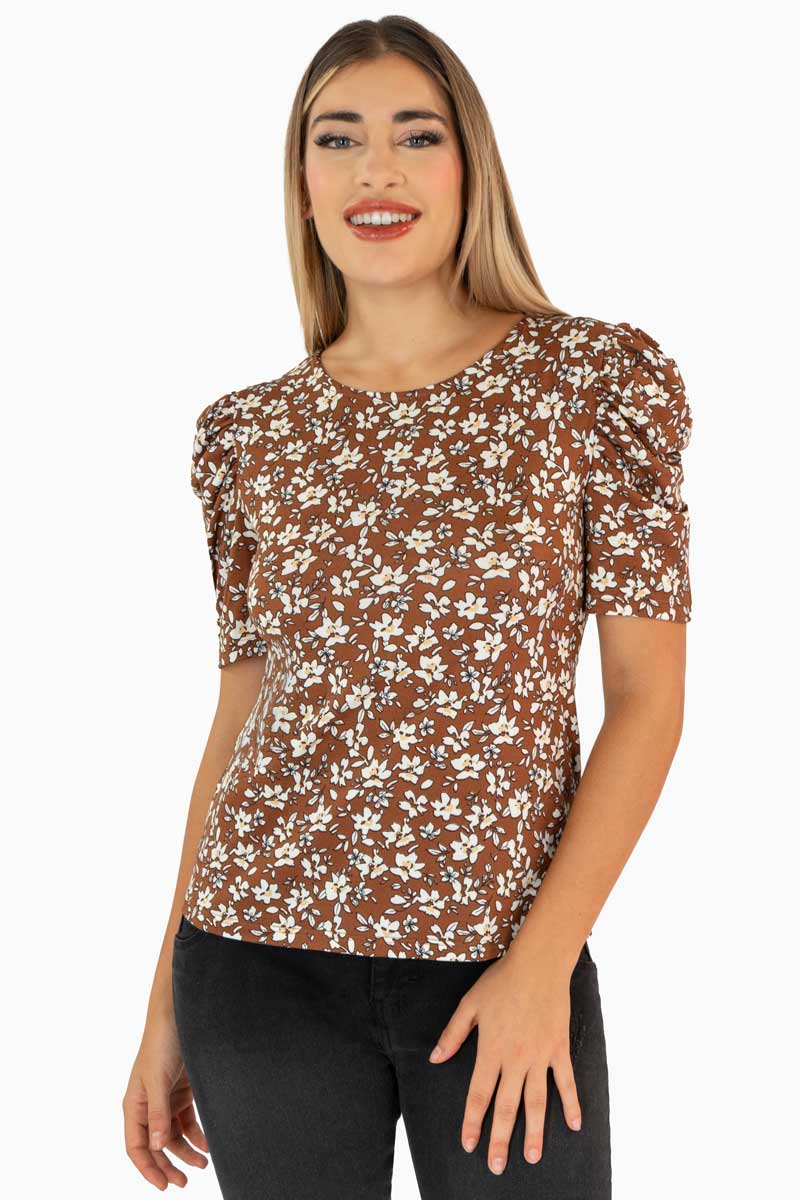 Blusa floral y mangas corta abullonadas