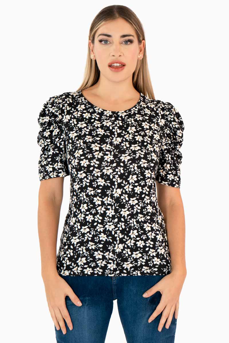 Blusa floral y mangas corta abullonadas
