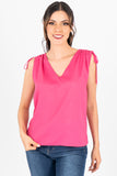 Blusa escote v con detalle en hombro