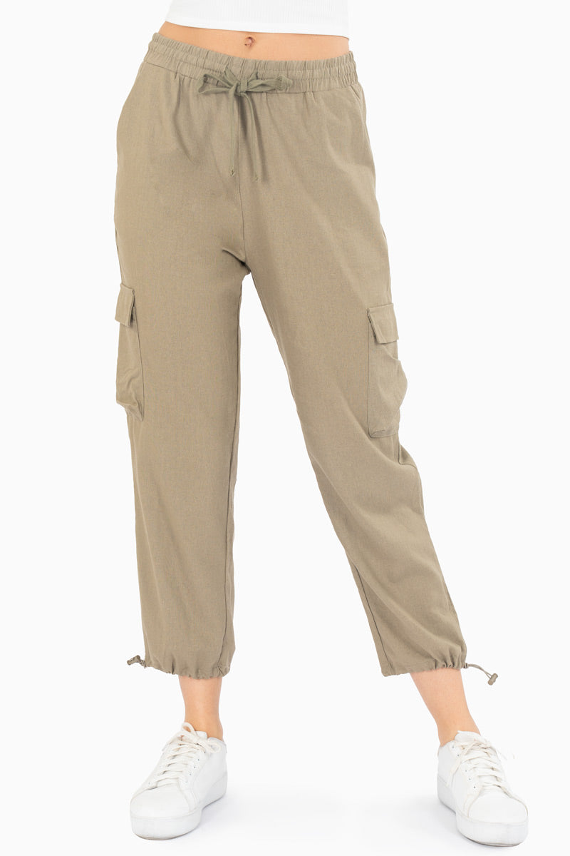 Pantalón con bolsas cargo y jareta en tobillo
