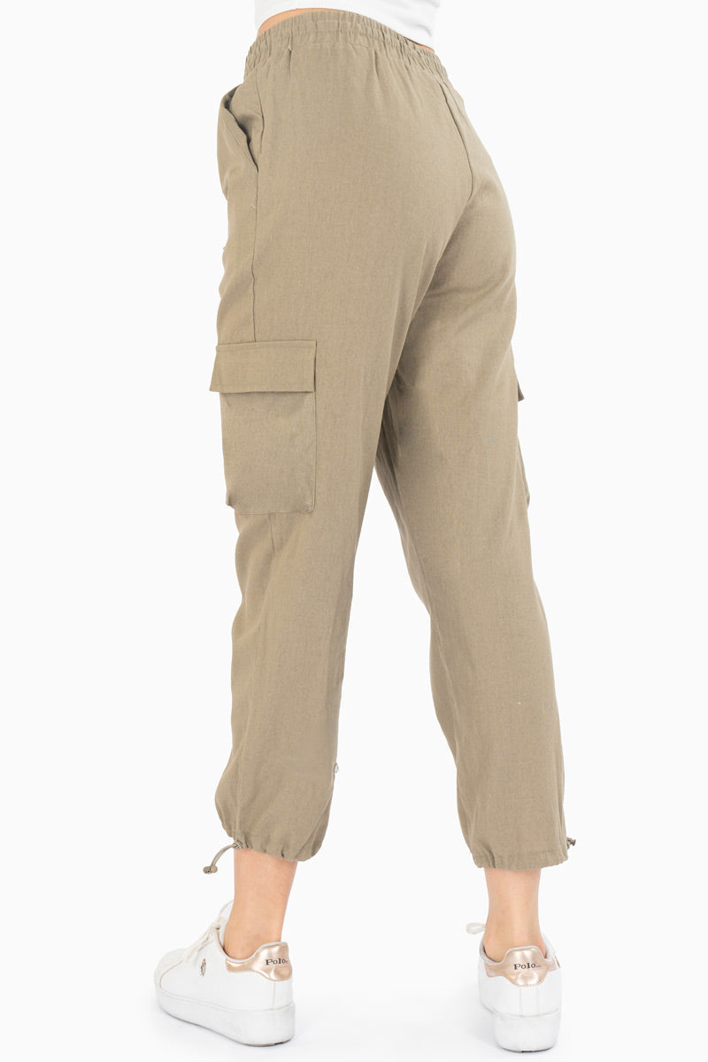 Pantalón con bolsas cargo y jareta en tobillo
