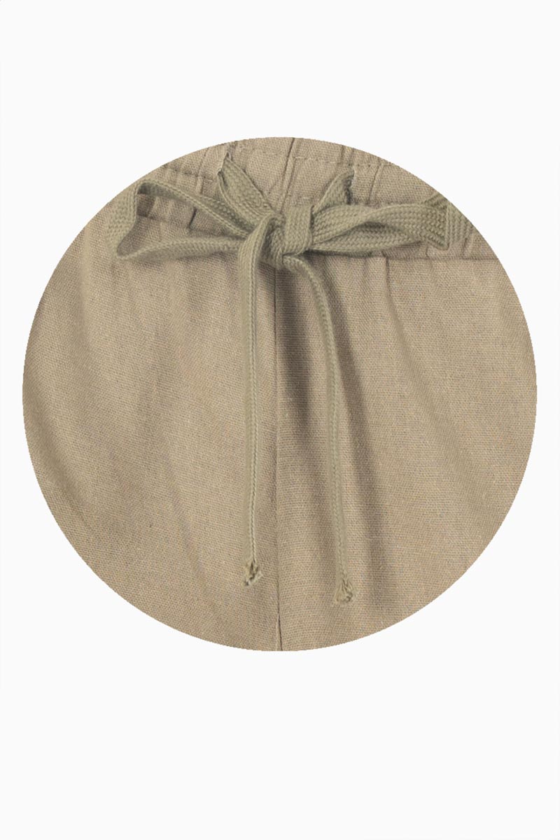 Pantalón con bolsas cargo y jareta en tobillo