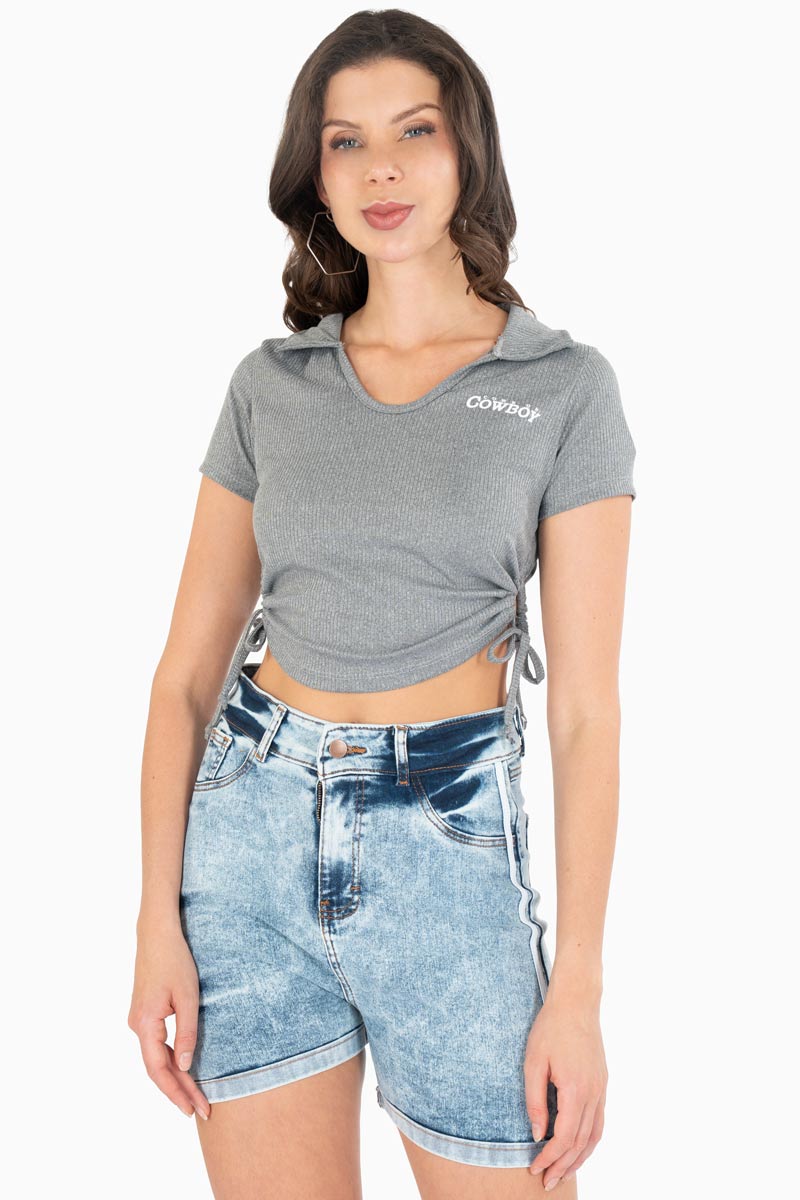 Playera cuello camisero y ajuste lateral