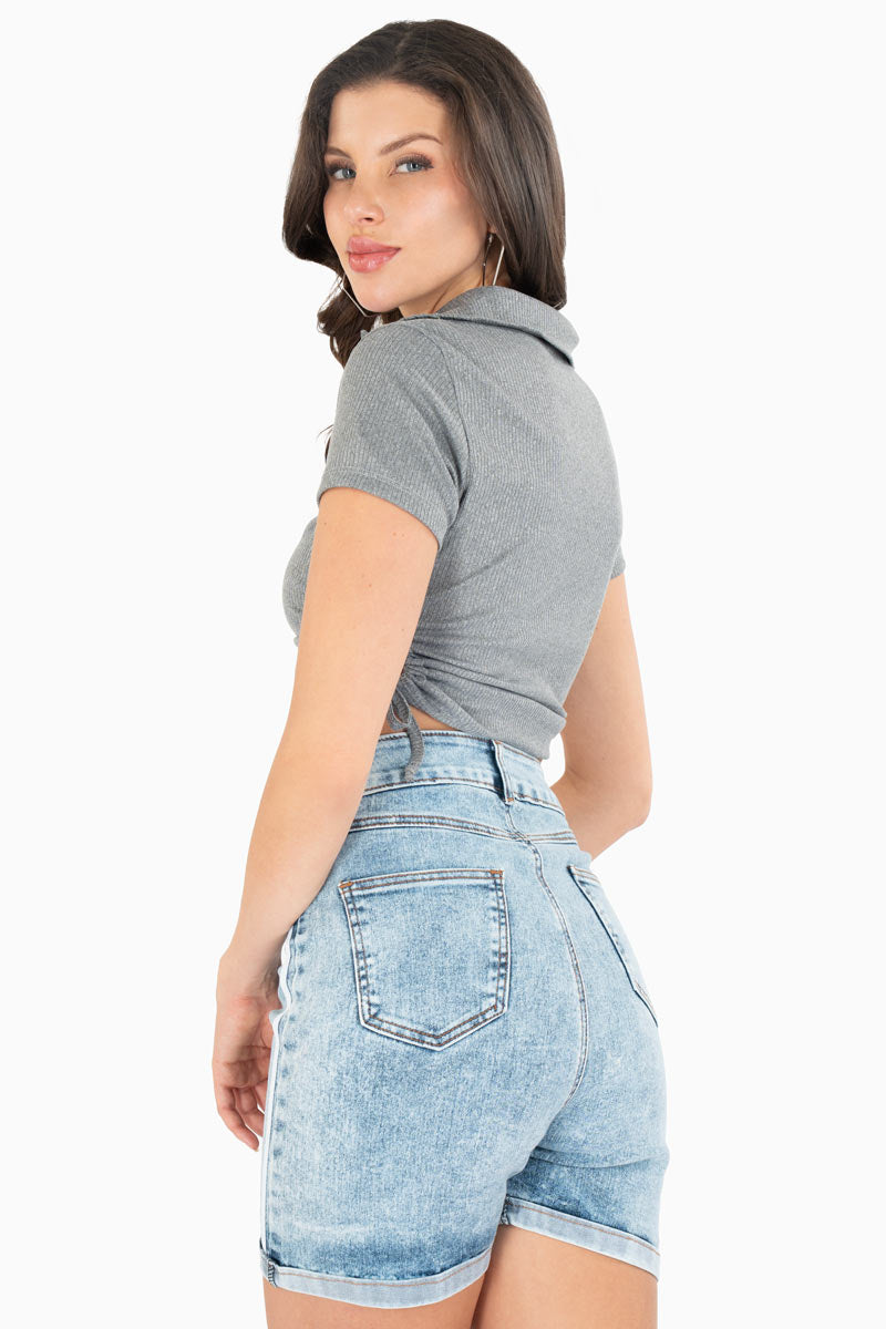 Playera cuello camisero y ajuste lateral