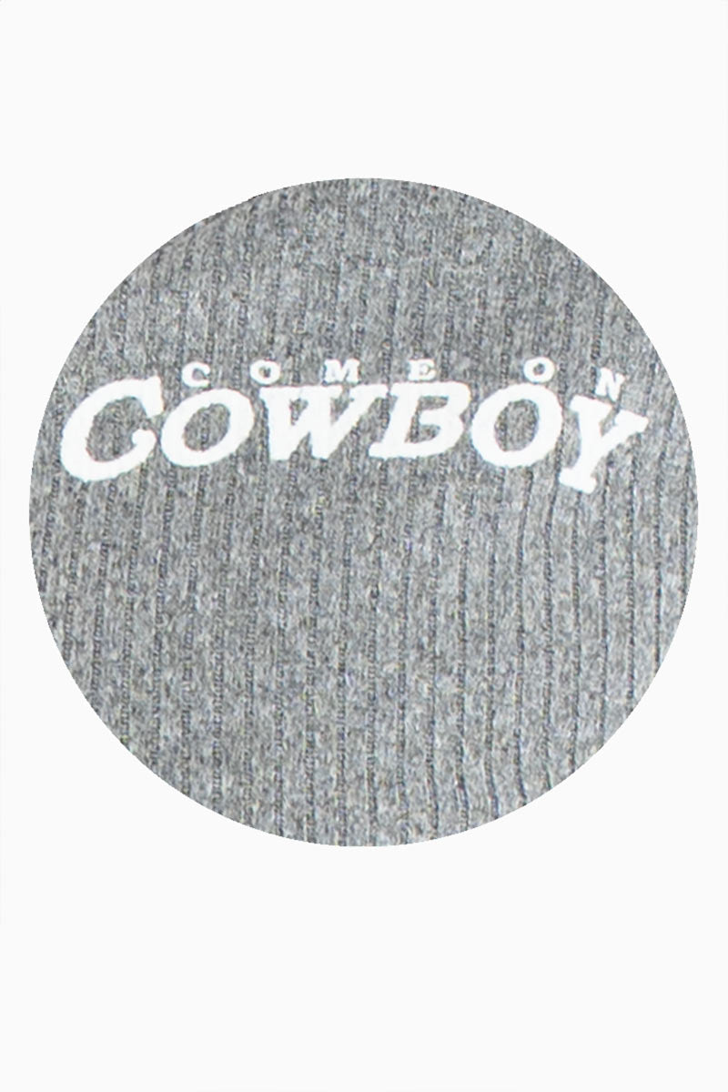 Playera cuello camisero y ajuste lateral