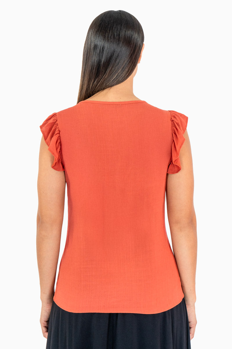 Blusa con canesú y olán en manga