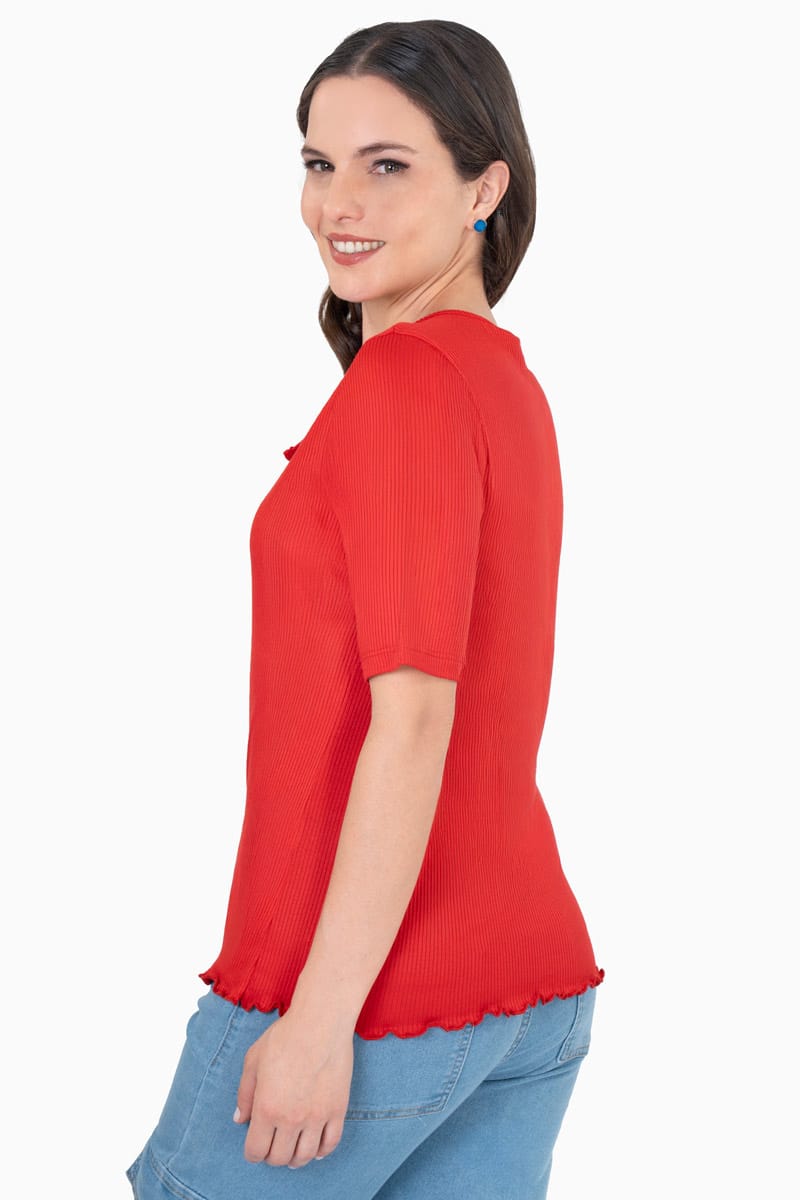 Playera con detalle en escote