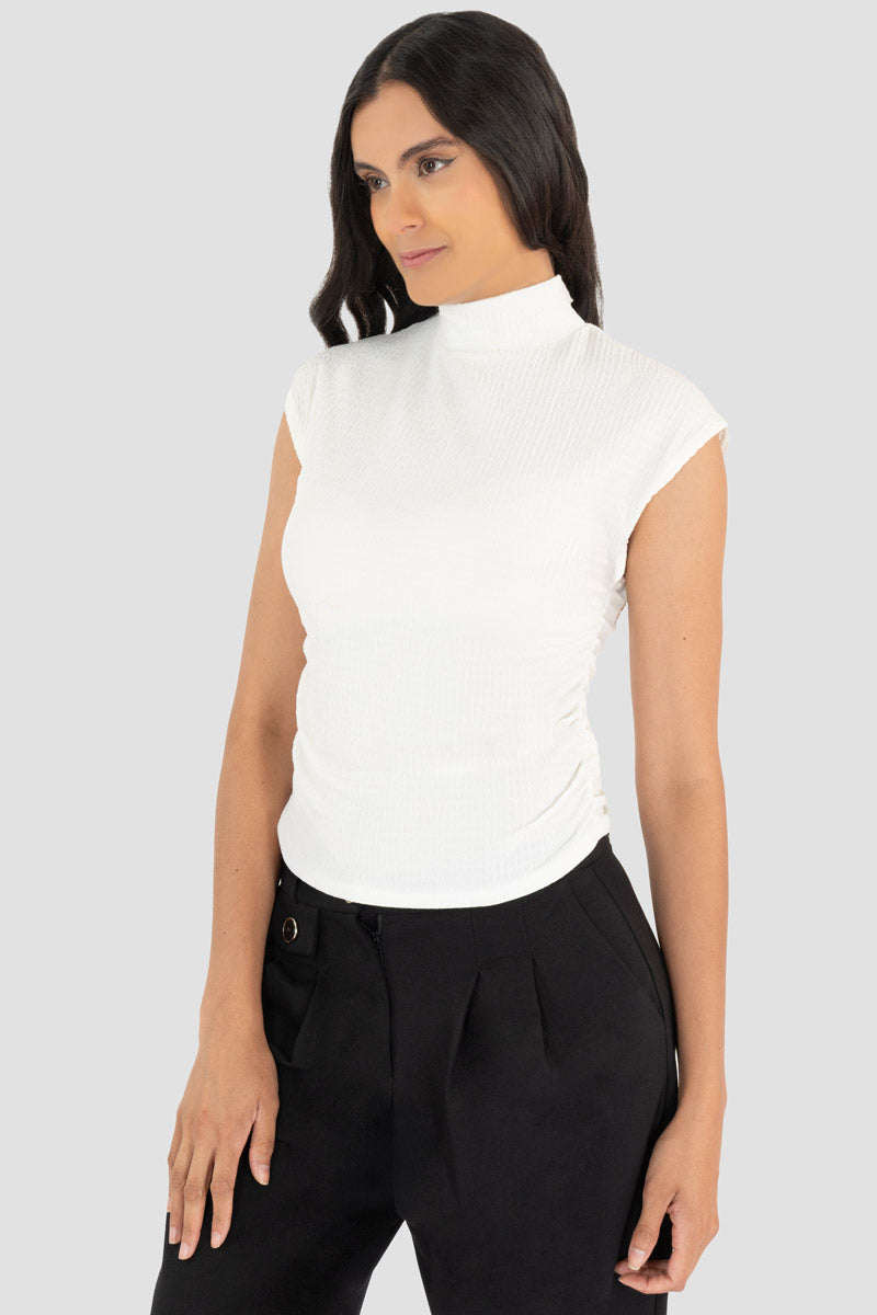 Blusa lisa cuello alto sin mangas y plisado en costados