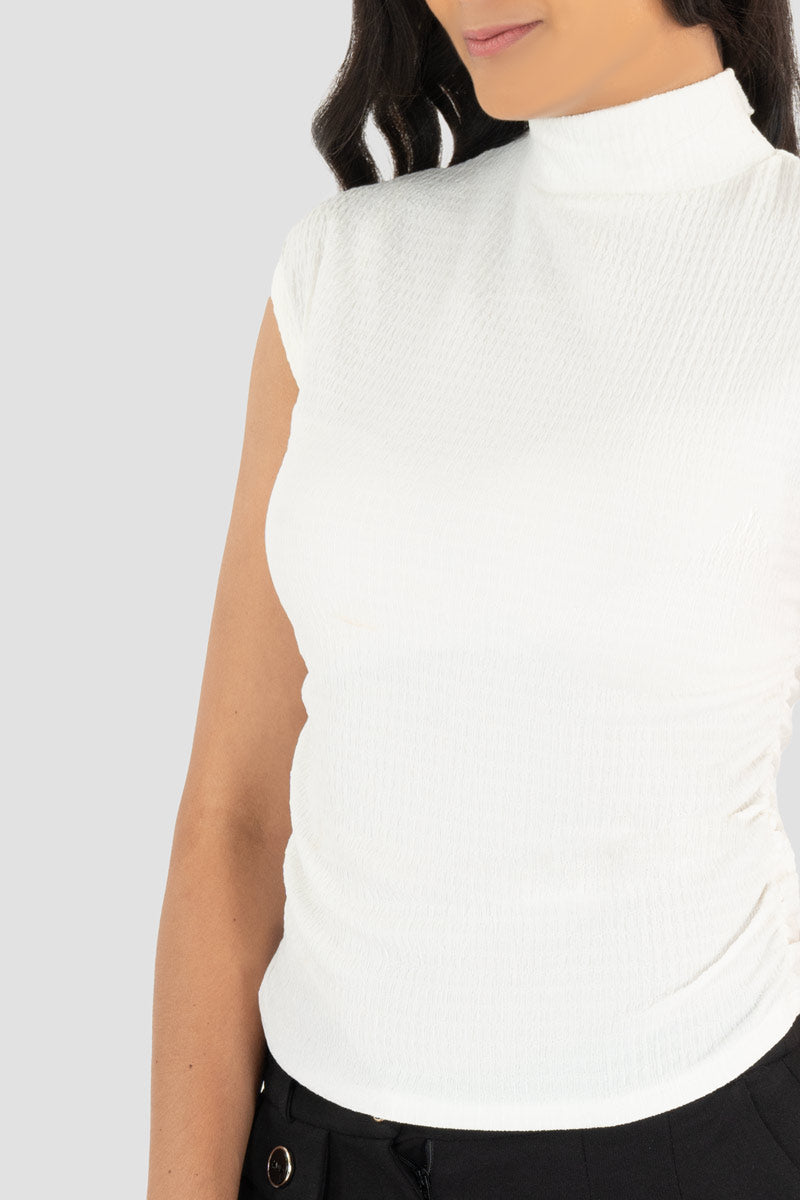 Blusa lisa cuello alto sin mangas y plisado en costados