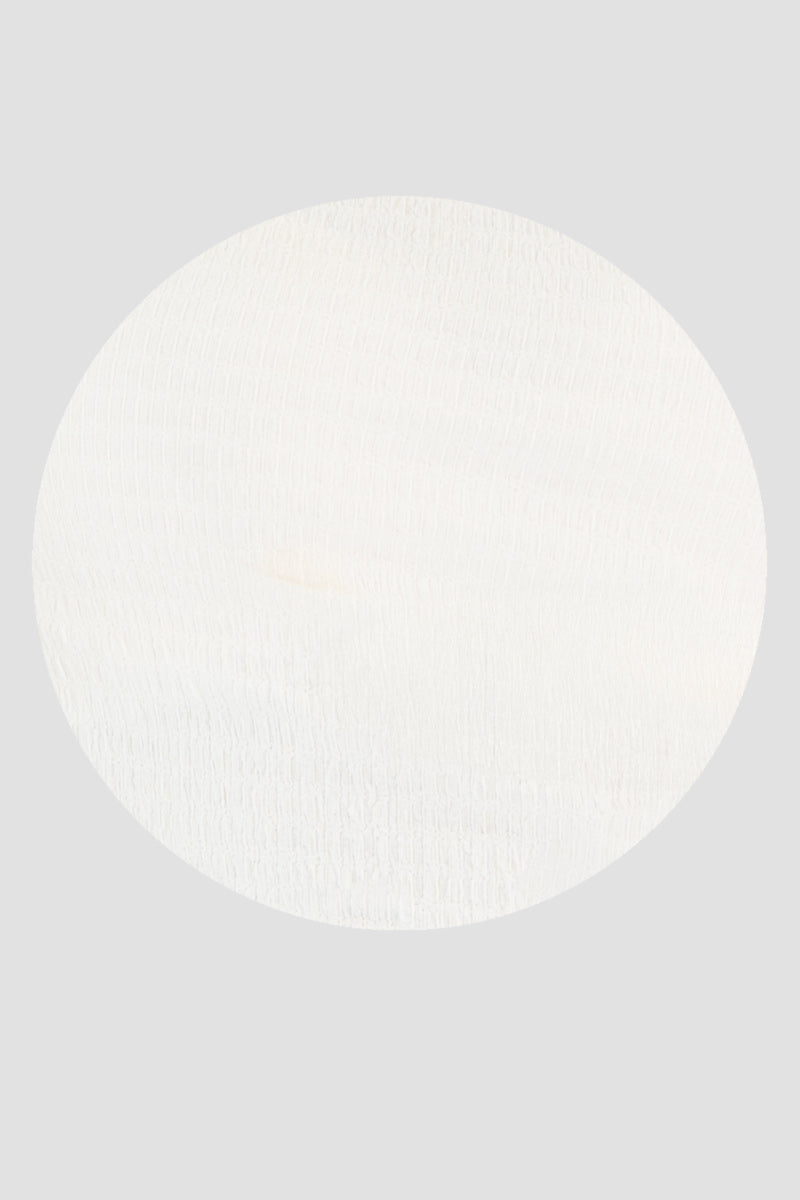 Blusa lisa cuello alto sin mangas y plisado en costados