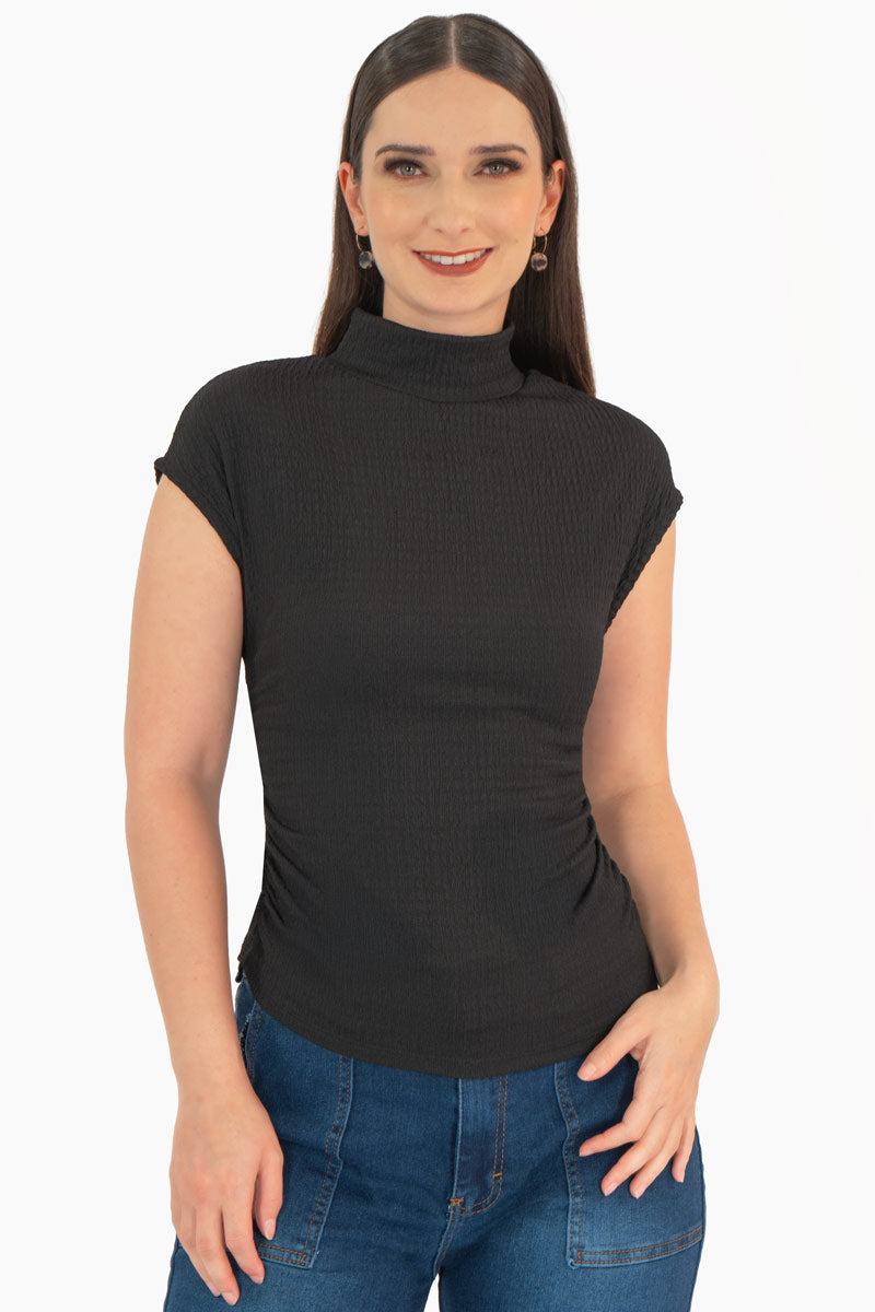 Blusa lisa cuello alto sin mangas y plisado en costados