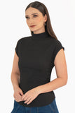 Blusa lisa cuello alto sin mangas y plisado en costados