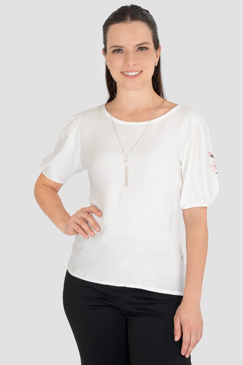 Blusa con estampado en maga y collar