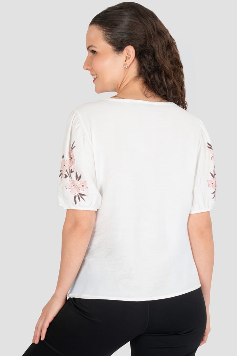 Blusa con estampado en maga y collar
