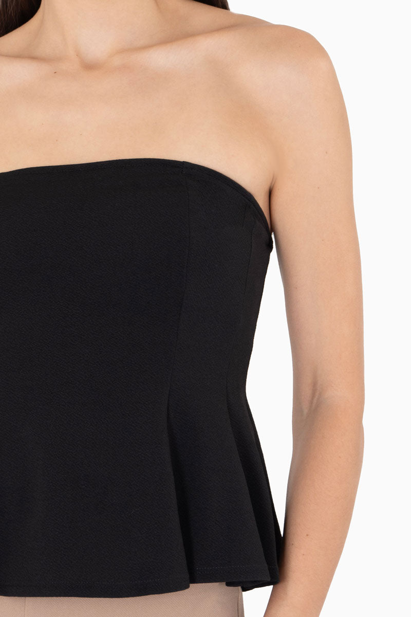 Blusa lisa strapless con peplum