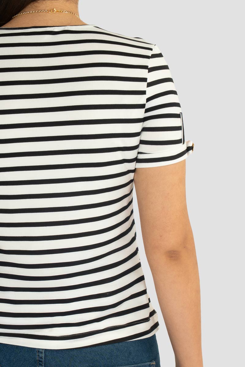 Blusa de rayas con collar