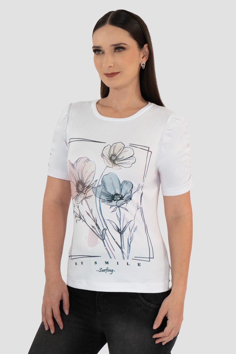 Playera con estampado floral y detalle en manga