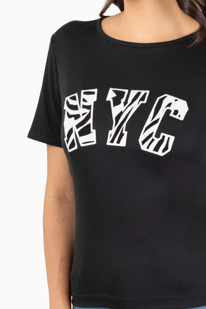 Playera escote redondo con estampado NYC