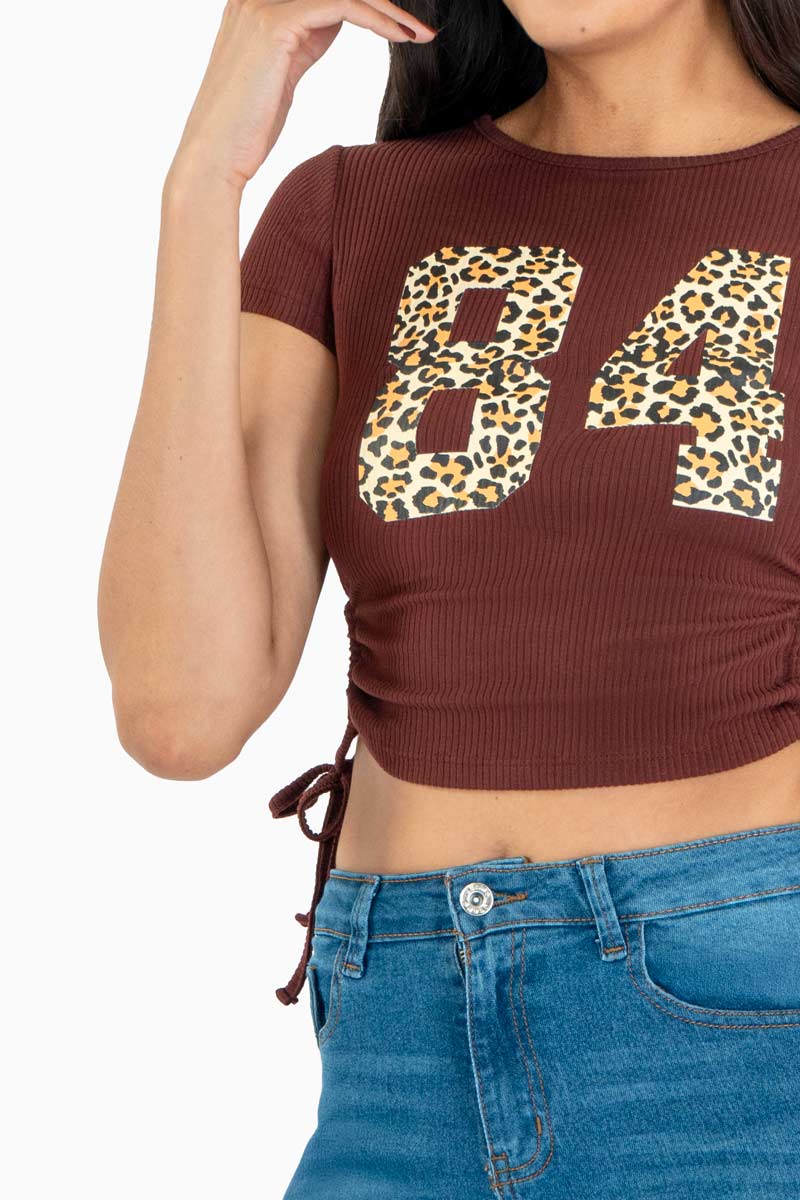 Playera detalle en animal print y aberturas ajustables en costados