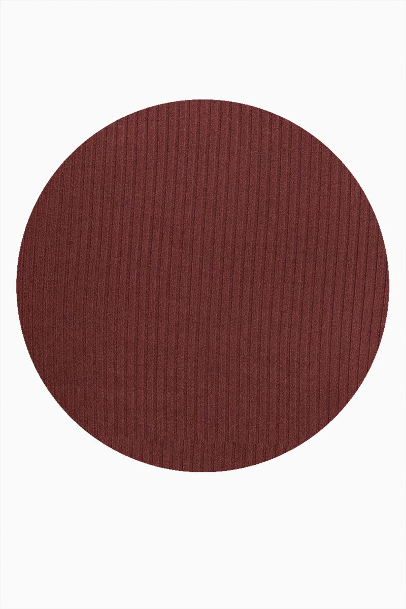 Playera detalle en animal print y aberturas ajustables en costados