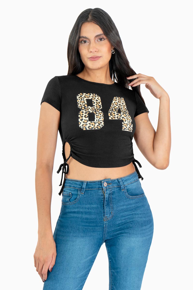 Playera detalle en animal print y aberturas ajustables en costados