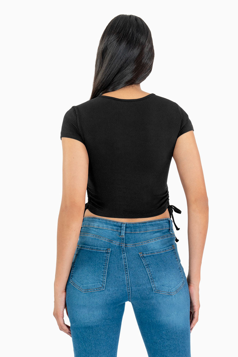 Playera detalle en animal print y aberturas ajustables en costados