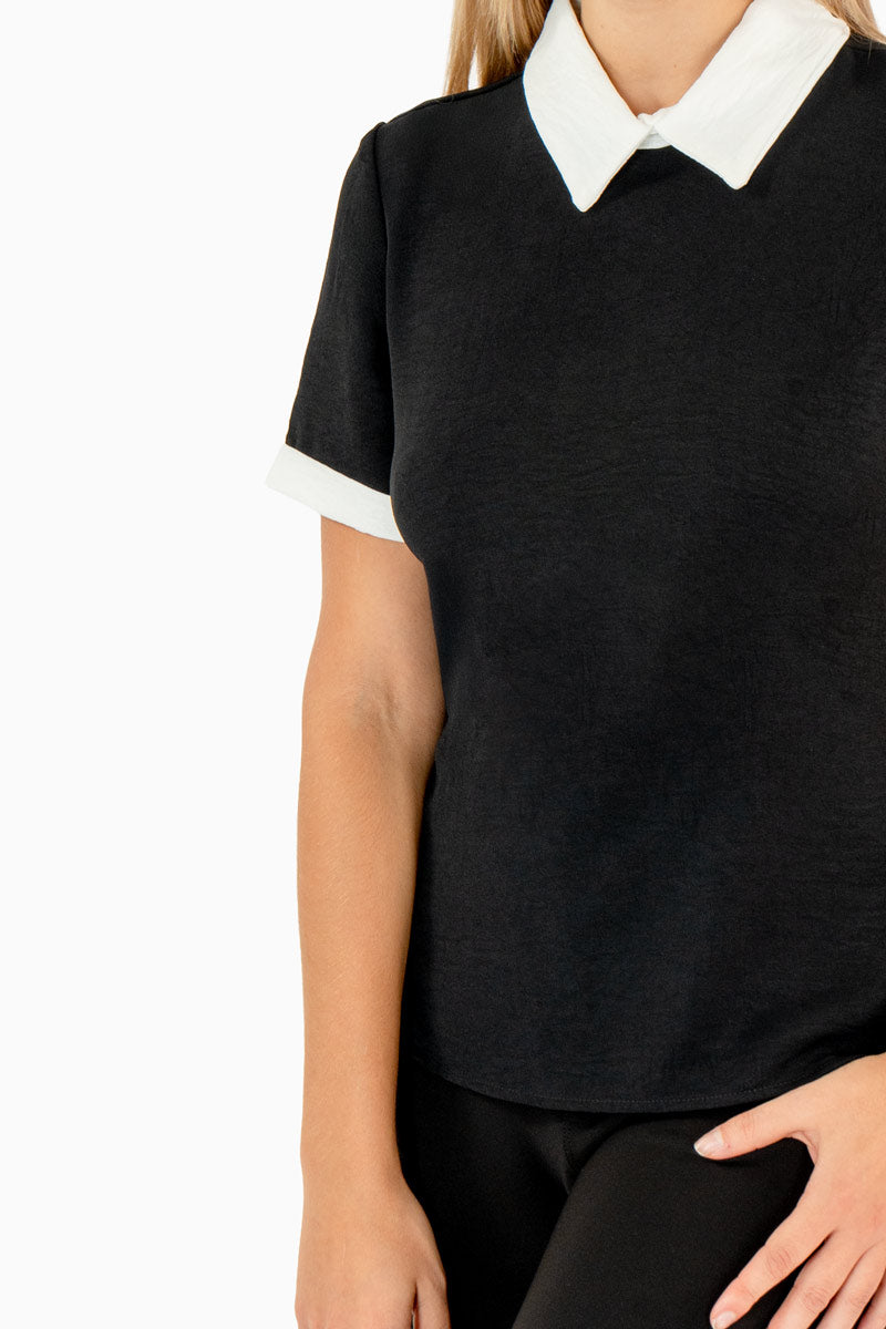 Blusa lisa con cuello y manga corta