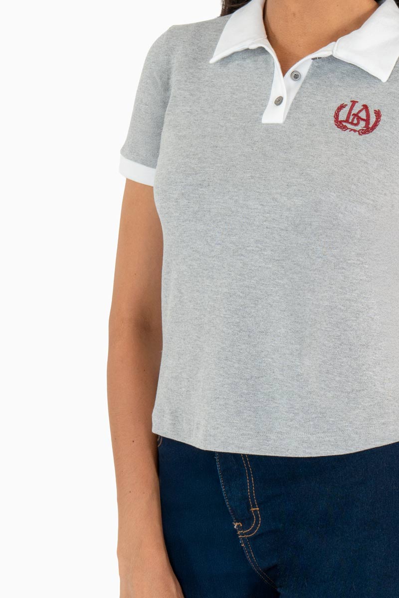 Playera polo con bordado en pecho y manga corta
