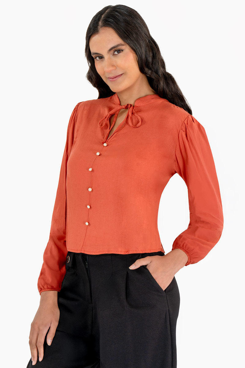 Blusa manga larga con botones y amarre
