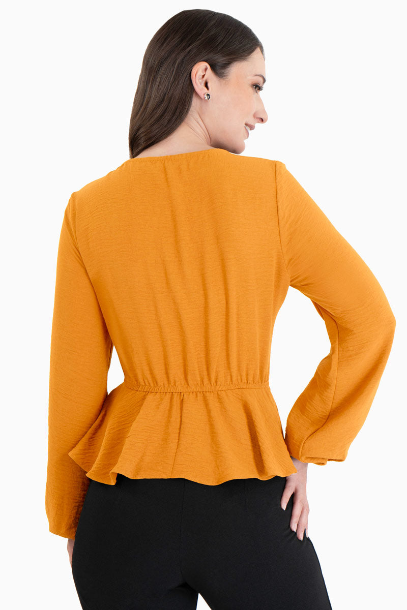 Blusa manga larga con ajuste en cintura y botones