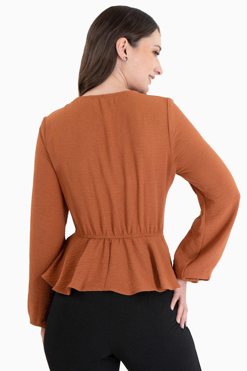 Blusa manga larga con ajuste en cintura y botones