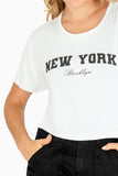 Playera corta con estampado "New york" y cuello redondo