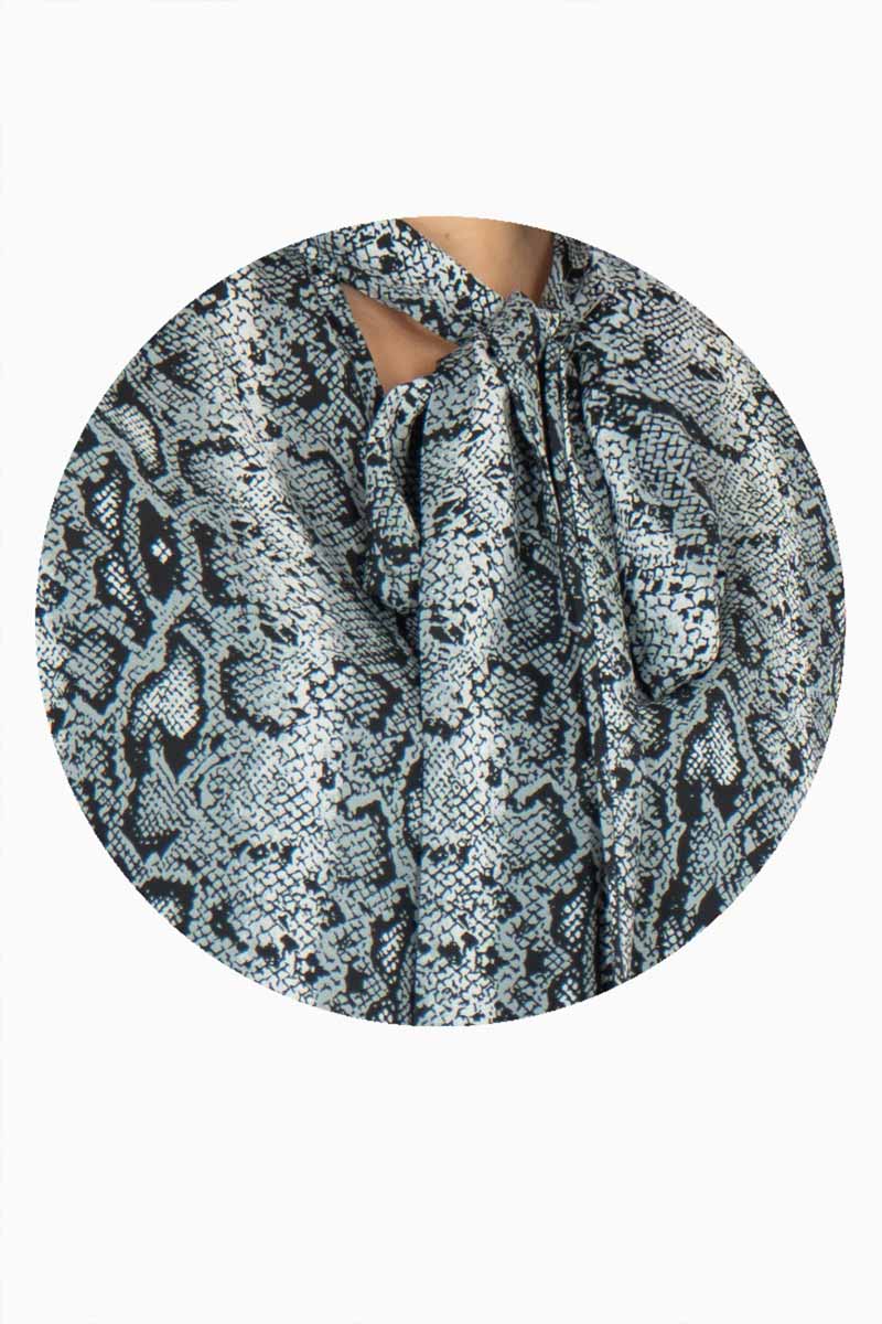 Blusa animal print manga larga y cinta en cuello