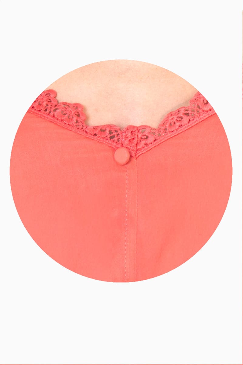 Blusa de tirantes con encaje en escote