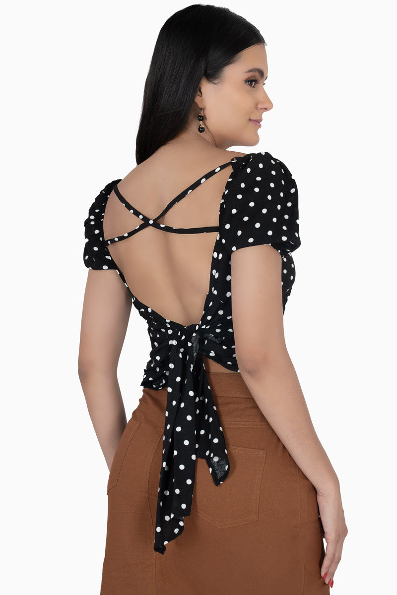 Blusa crop de lunares con escote en espalda