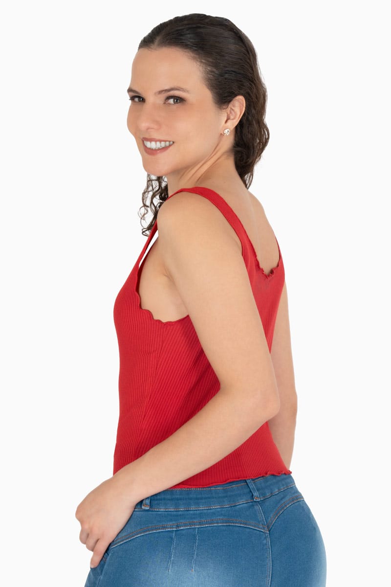 Playera sin mangas con festón en ruedo