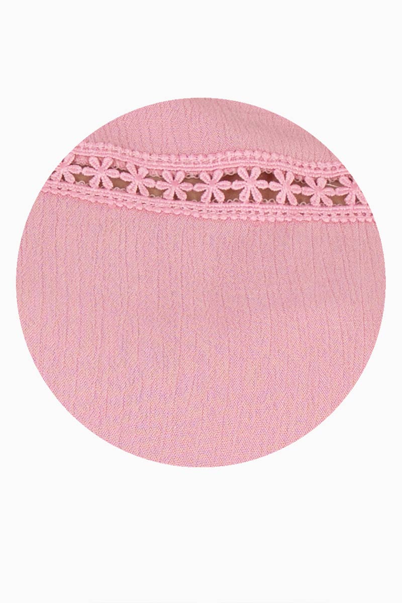 Blusa con olán en manga y tira bordada