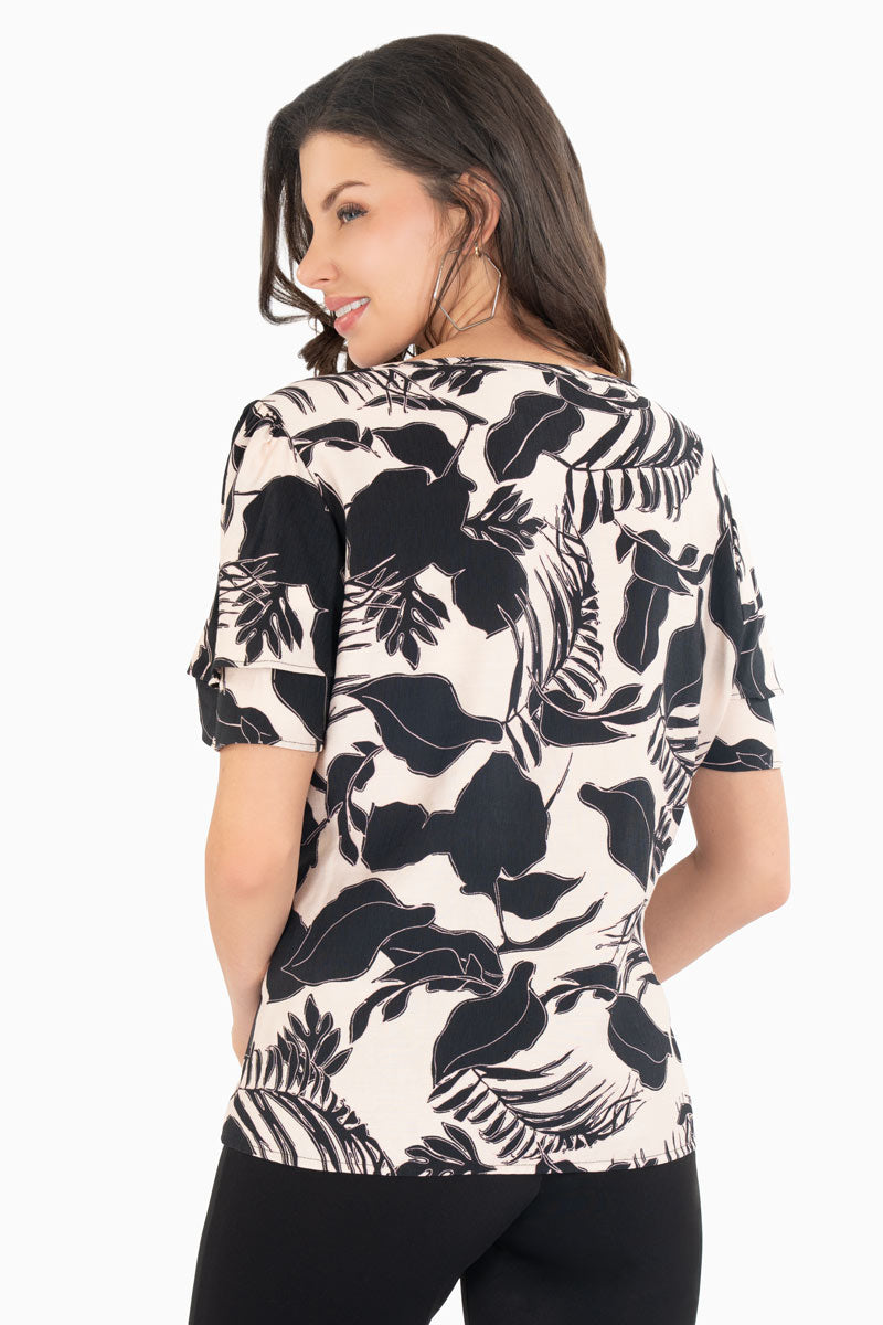 Blusa floral con botones y escote v