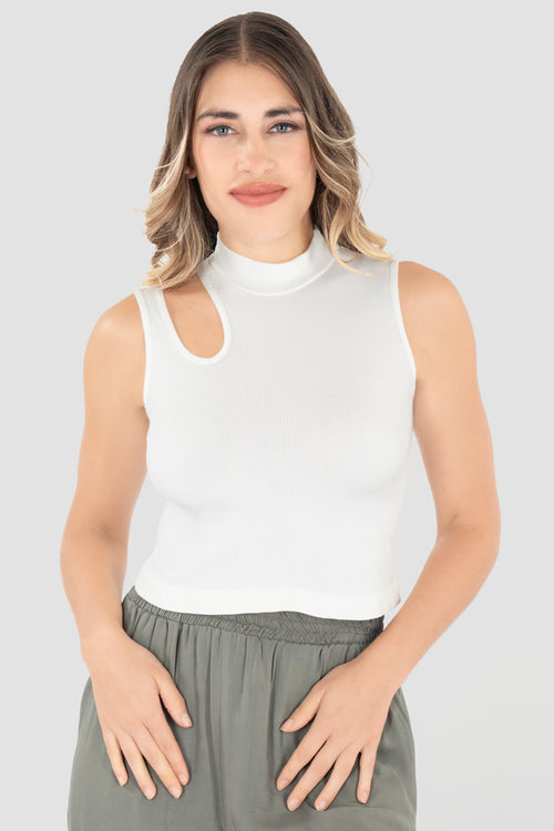 Playera cuello alto y abertura en hombro