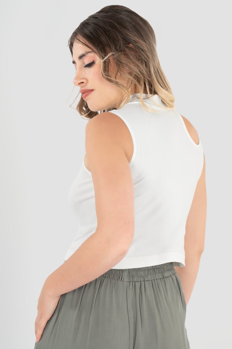 Playera cuello alto y abertura en hombro