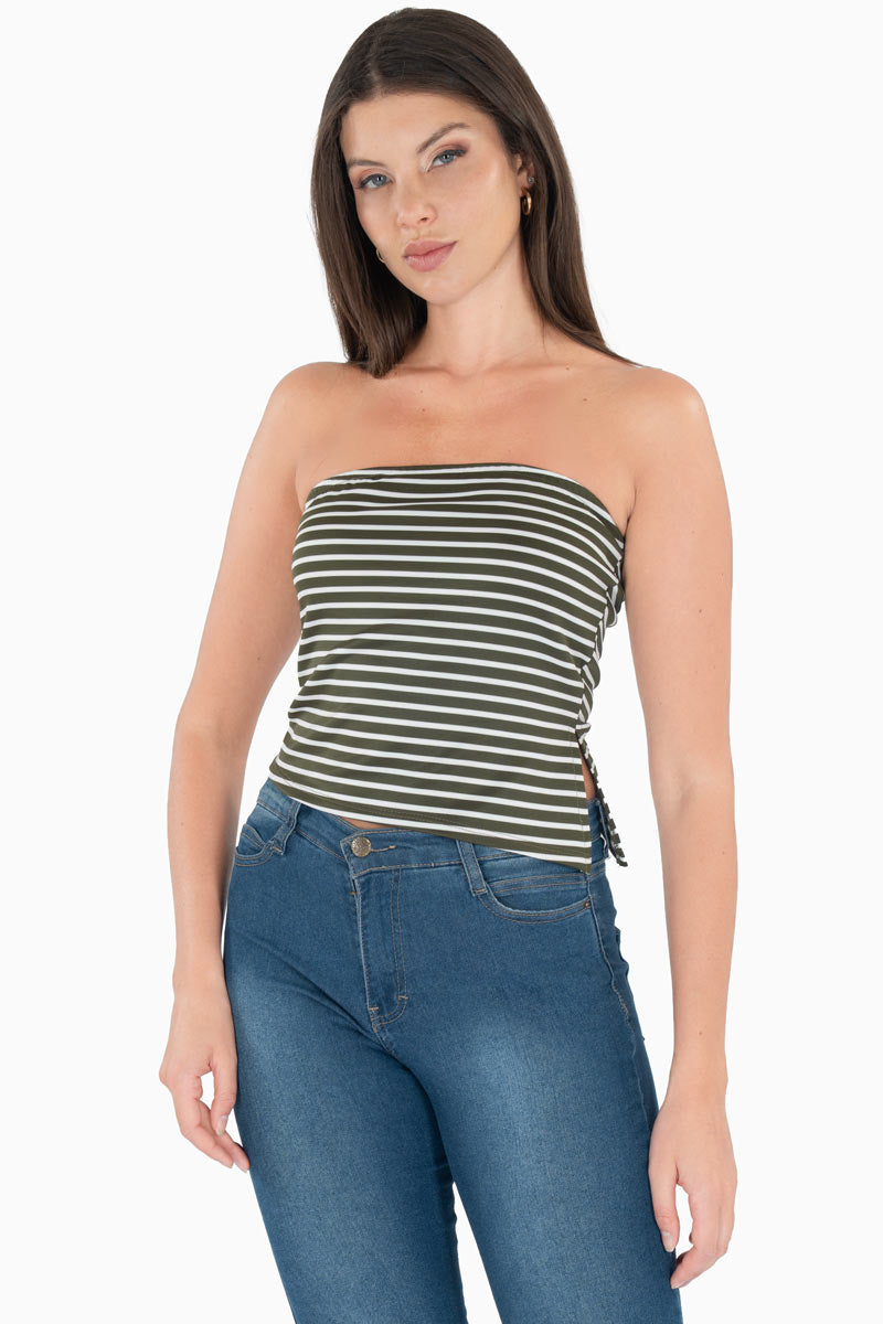 Blusa strapless de rayas con abertura